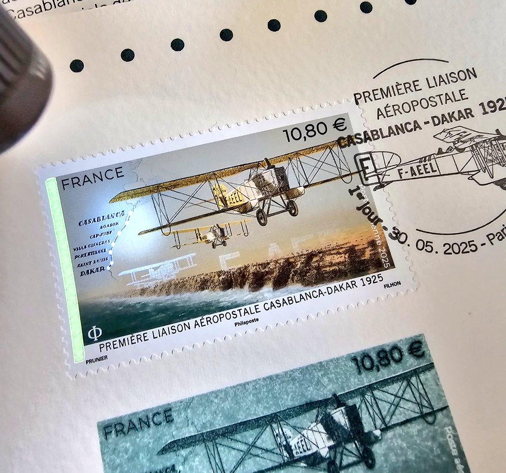 ✨️ Une première sur un #timbre philatélique français ! 
Une encre sécurisée de nouvelle génération est appliquée sur le timbre, en fluorescence blanche. Visible sous lumière UV 🔦, elle révèle l’immatriculation de l’un des avions, un rappel de la flotte ainsi que le trajet.