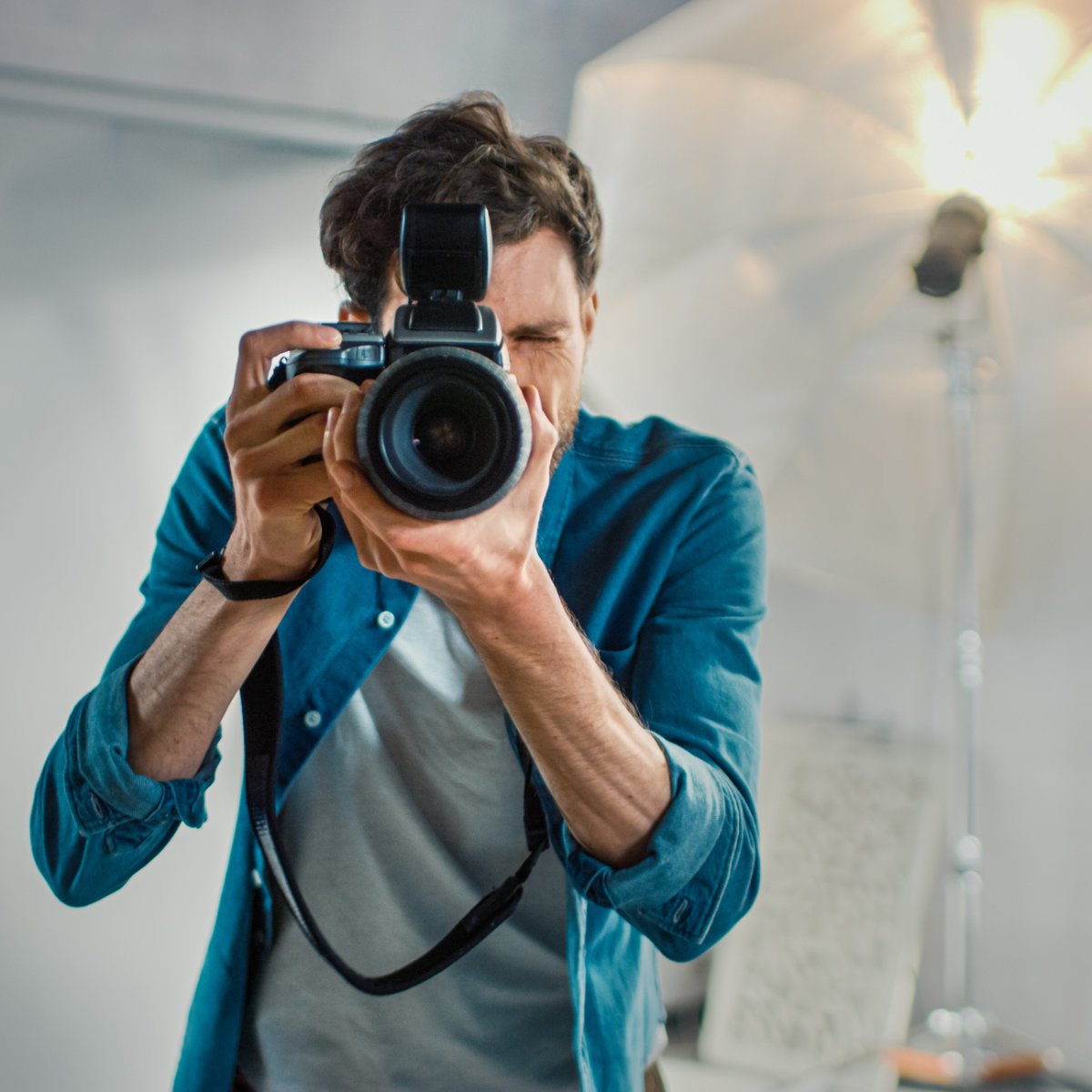 📸💼 La FNP défend les intérêts des photographes en France, organisant des formations, des événements comme les Assises de la Photographie et en négociant des accords collectifs pour améliorer les conditions de travail. Découvrez son action ici ➡️ urls.fr/9J3PEz