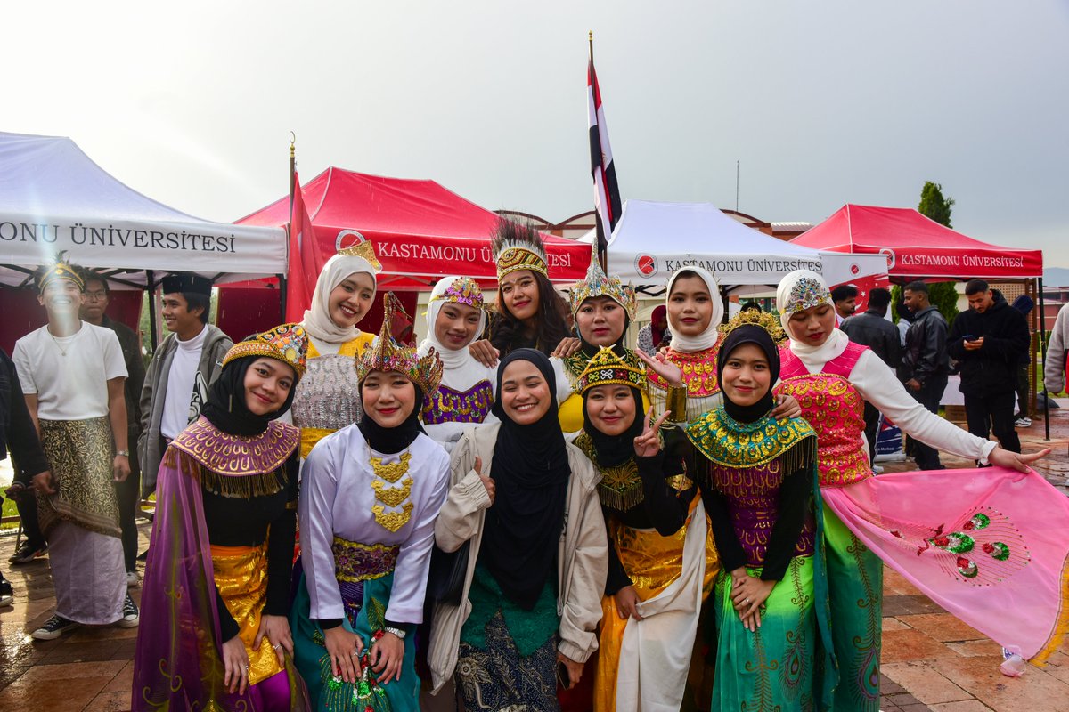 Biz kocaman bir aileyiz. 💛🌍 
Uluslararası Kastamonu Kültür Günleri'nden geriye; dostluk, renk, müzik ve gülümsemelerle dolu en değerli anılar kaldı. 📸✨ 

Bu güzel buluşmayı, bu albümde hep birlikte hatırlayacağız… 🎶🤝 

<a href="/kastamonuiktm/">Kastamonu İl Kültür ve Turizm Müdürlüğü</a> 
#KastamonuÜniversitesi