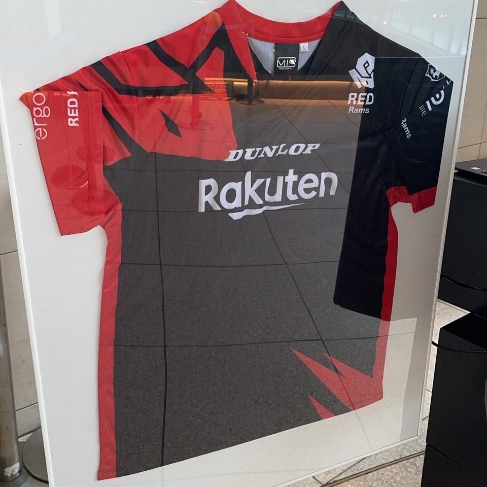 ALL DUNLOP FESの会場では、楽天RED Ramsの試合用ユニフォームが展示されていますので、RED Ramsファンの方々、必見です！👀
#RRWIN