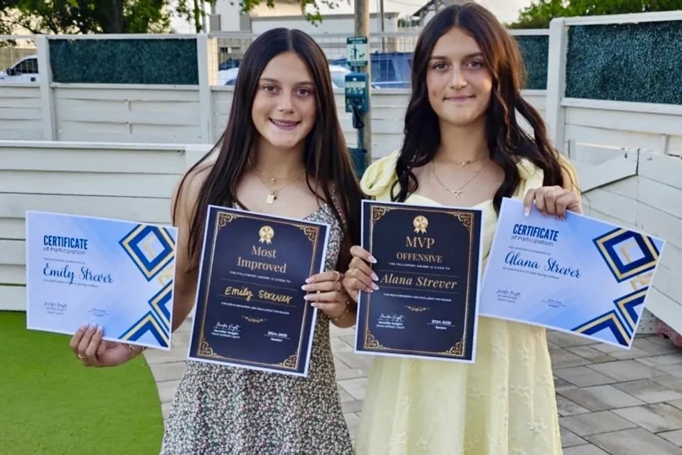 VYPE Houston (@vypehouston) on Twitter photo SISTER, SISTER: Clear Springs Softball is home to rare trifecta of siblings in starting lineup🥎
Rare is the makeup of the CSHS lineup - it features three sets of sisters, each duo bringing an unspoken connection to the diamond♦️
✍️ <a href="/MatthewOgle777/">Matthew Ogle</a>
🔗vype.com/Texas/Houston/… SISTER, SISTER: Clear Springs Softball is home to rare trifecta of siblings in starting lineup🥎
Rare is the makeup of the CSHS lineup - it features three sets of sisters, each duo bringing an unspoken connection to the diamond♦️
✍️ <a href="/MatthewOgle777/">Matthew Ogle</a>
🔗vype.com/Texas/Houston/…