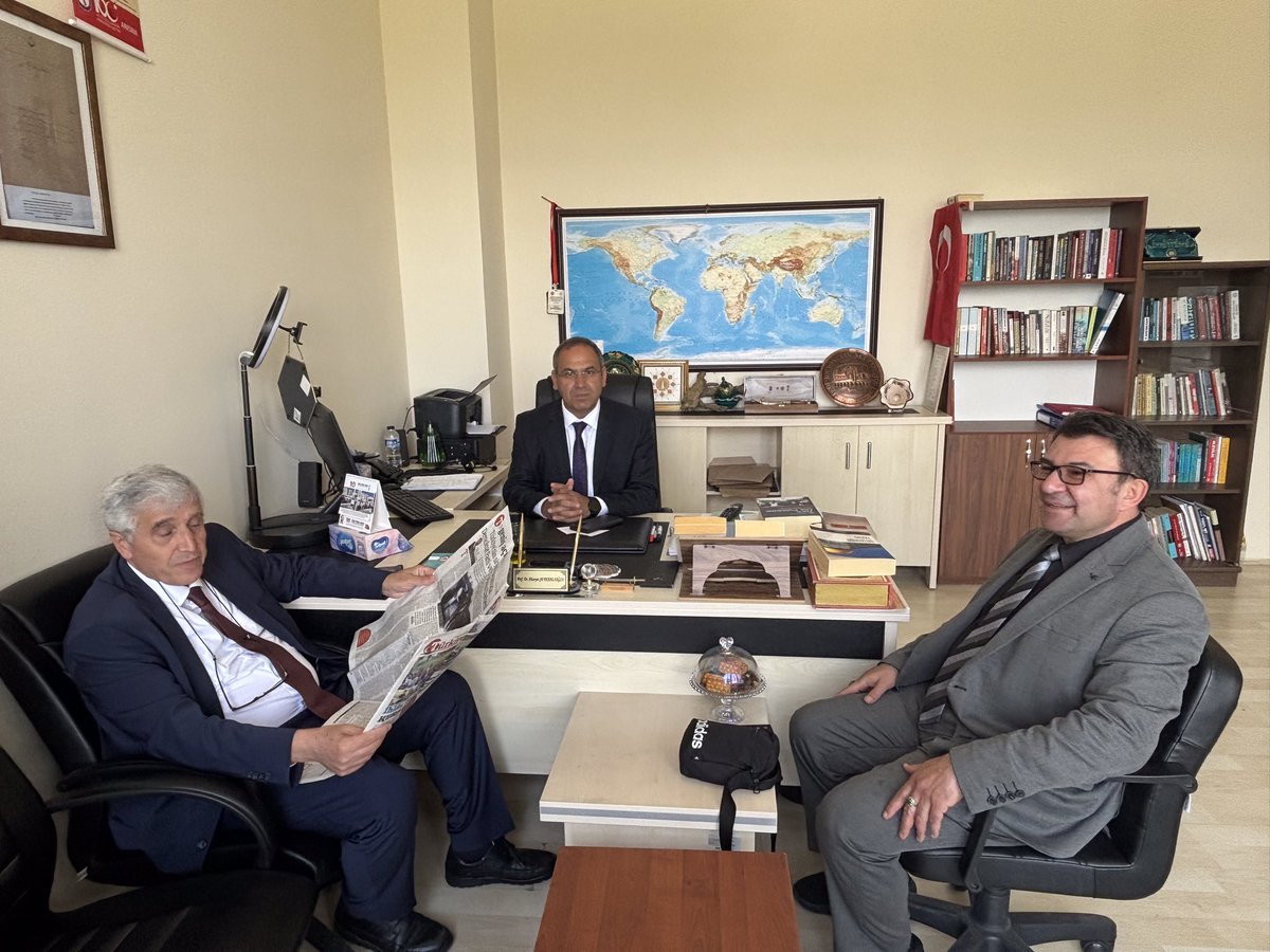Çok değerli meslektaşlarım Prof.Hüsamettin İnaç ve Prof. Hüseyin Şeyhanlıoğlu ve değerli Rektör dostum Prof. Süleyman Kızıltoprak ile.