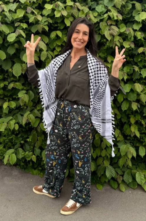 This woman attaked a branch of Barclays Bank by throwing rocks at the windows and smashing them. 

She was found NOT GUILTY of a crime by our crazy courts. 

Wanna know why it was legal to smash the windows of Barclays Bank? 

Because Palestine of course! #makeitmakesense