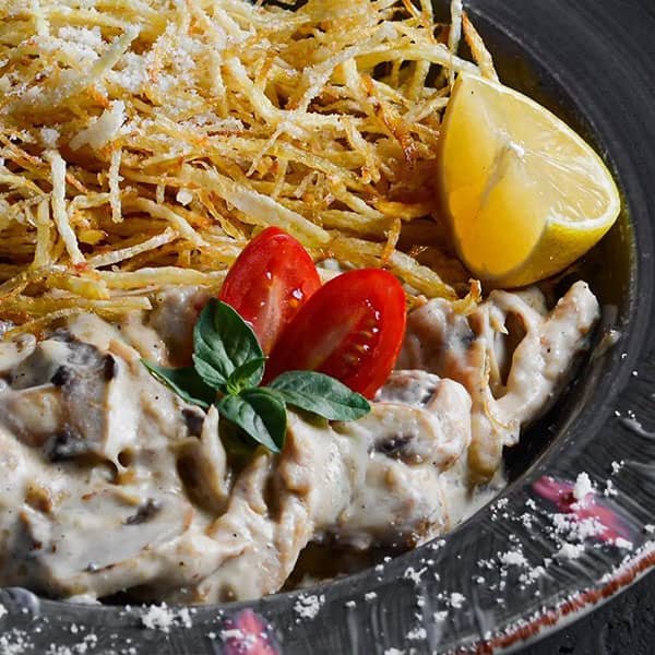 چیکن استراگانف: غذای روسی با طعمی خامه‌ای و لذیذ که با مرغ، قارچ و سس بشامل درست میشه✨ 
بهترین همراه برای سیب‌زمینی سرخ کرده ترد

 #غذای_بین‌المللی #آشپزی