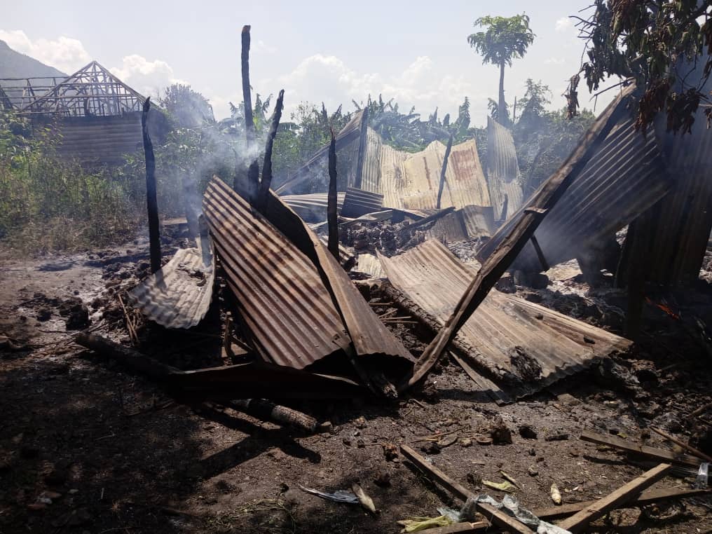 📸 Kasali en flammes – 29 mai 2025

Après avoir massacré des civils, violé des femmes et enlevé des réfugiés, les troupes rwandaises du RDF et le M23 ont incendié le village pour tenter d’effacer les traces de leurs crimes.

#FreeDRC #ProtectRwandanRefugees #RwandaIsKilling