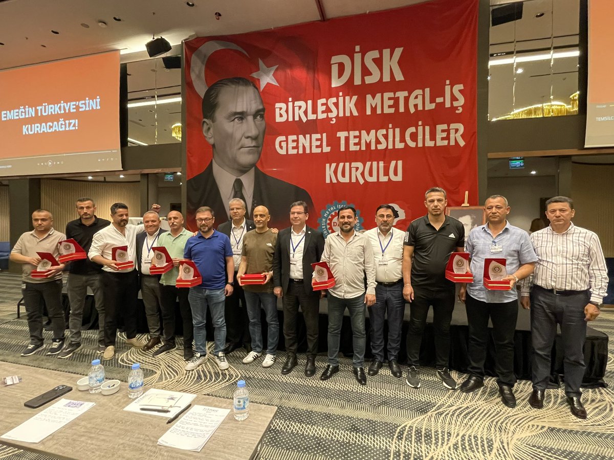 Genel Temsilciler Kurulumuzda, görevlerinde 10’uncu yılını tamamlamış temsilcilerimize, sendikamıza verdikleri emeklerden ötürü Genel Başkanımız Özkan Atar ve Genel Yönetim Kurulu üyelerimiz tarafından teşekkür plaketi takdim edildi.

#YaşasınÖrgütlüMücadelemiz