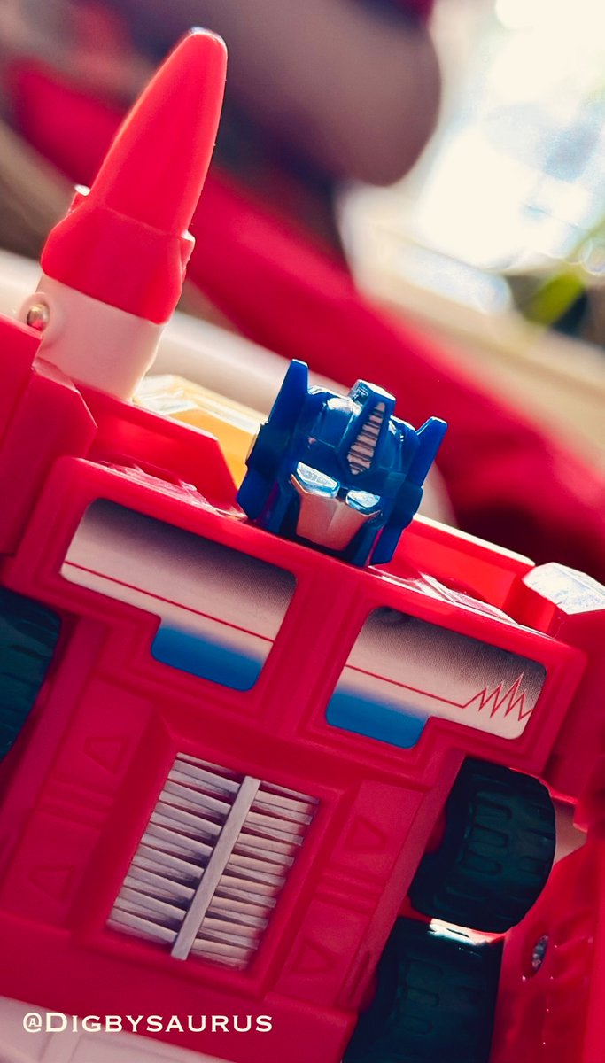 digbysaurus's tweet image. A vintage Transformer for your visual pleasure. 

#Transformers.