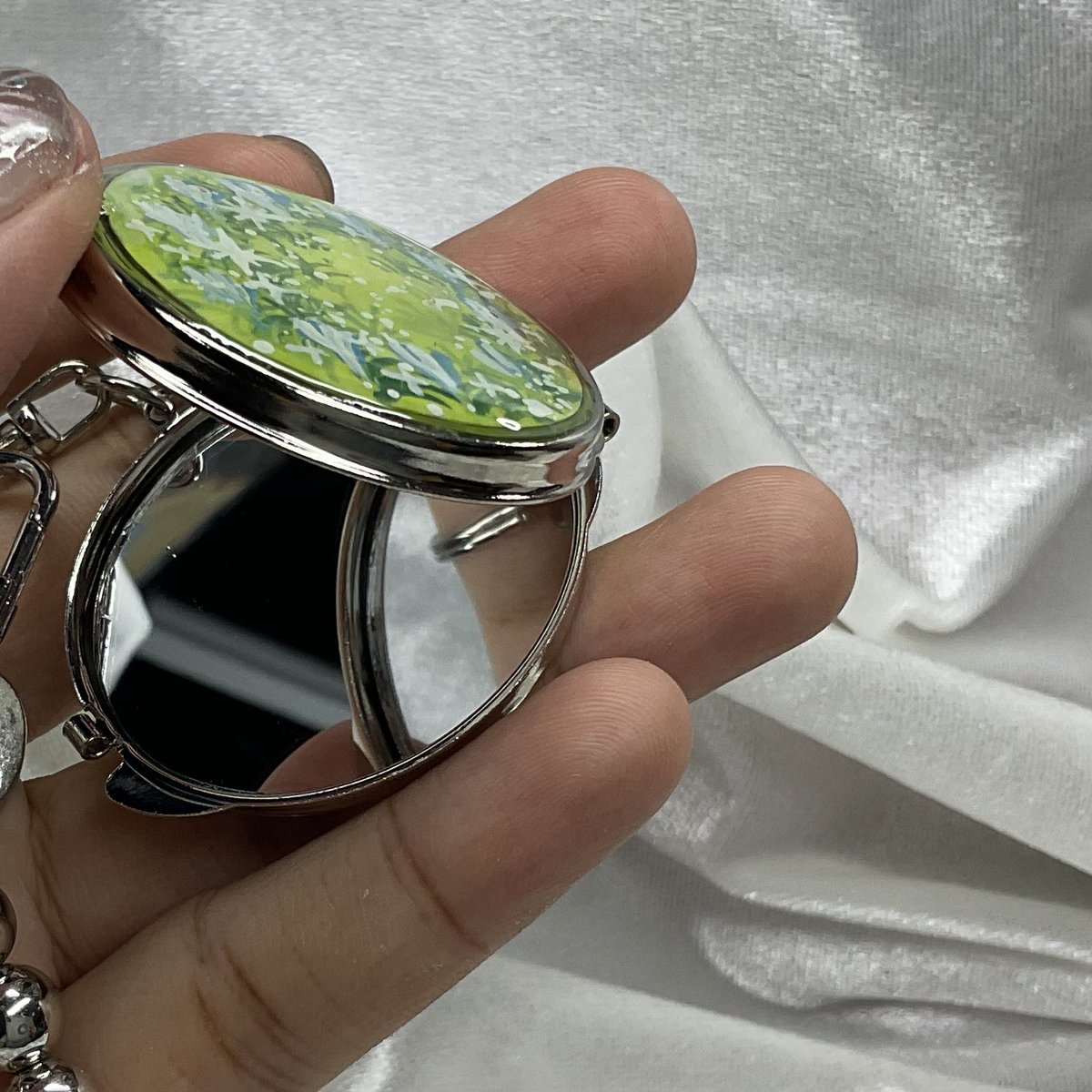 JustaimXIII_ART's tweet photo. งานสีเหมือนขนมหวาน ๆ วิบวับวุ้ววิ้ง 🦢☘️🍀🌿🌷🍵✨

Mirror keychain 🍃 พวงกุญแจกระจกแบบพับกระจกสองด้าน
🍵รอบออนไลน์

กติกา
-จองด้วยรหัสสินค้า
-ผู้ที่จองได้เอมจะกดเลิฟและทักDMไปนะคะ🍀 https://t.co/xn0MaGlT16