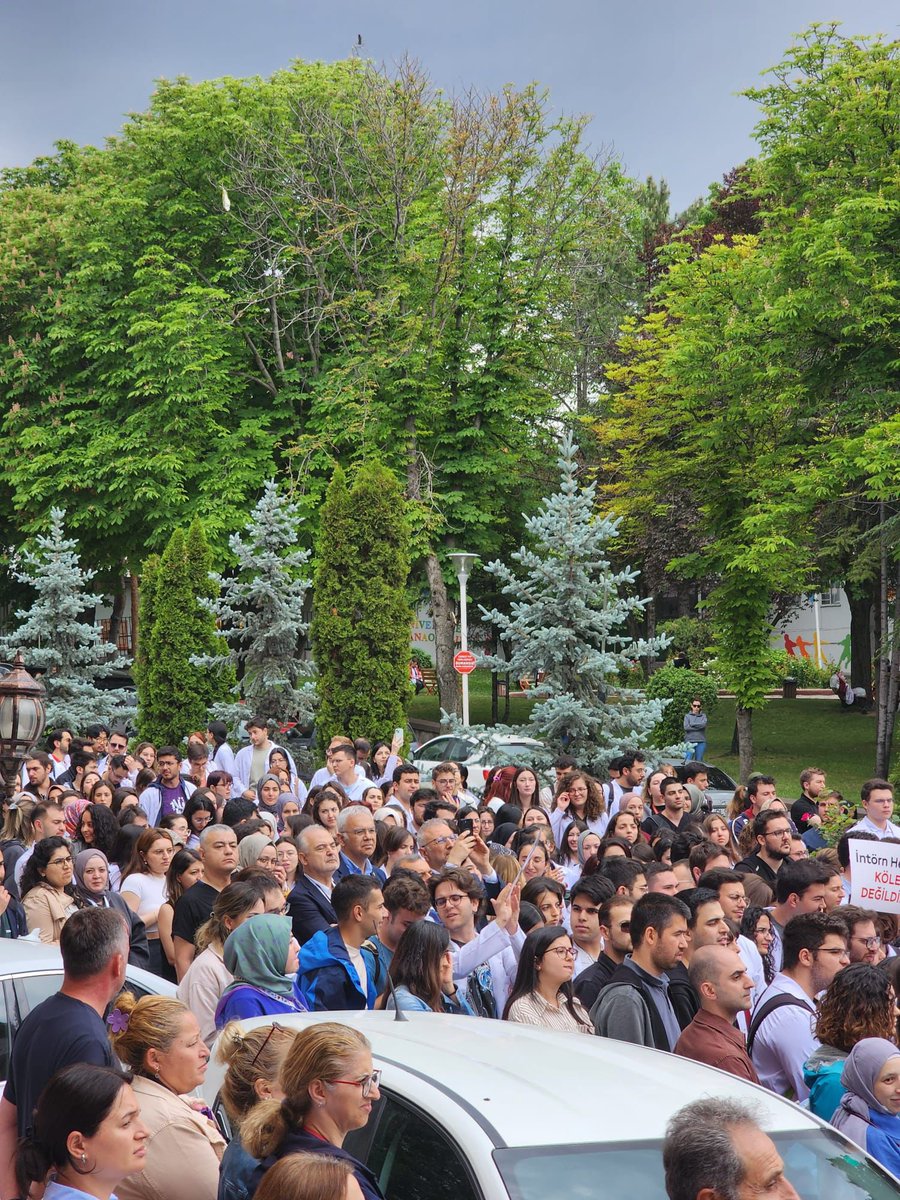 sinanadyaman9's tweet image. Ankara Tıp Çocuk Acil’de  #şiddet uygulanan intörn doktor için tıp öğrencileri,intörn doktorlar ve sağlık emekçileri ile beraber toplanarak bunu protesto ettik. Büyük bir özveriyle insan sağlığına katkı sunmak için  acil servislerde görev yapan intörnler ve öğrenciler “Hekimler…