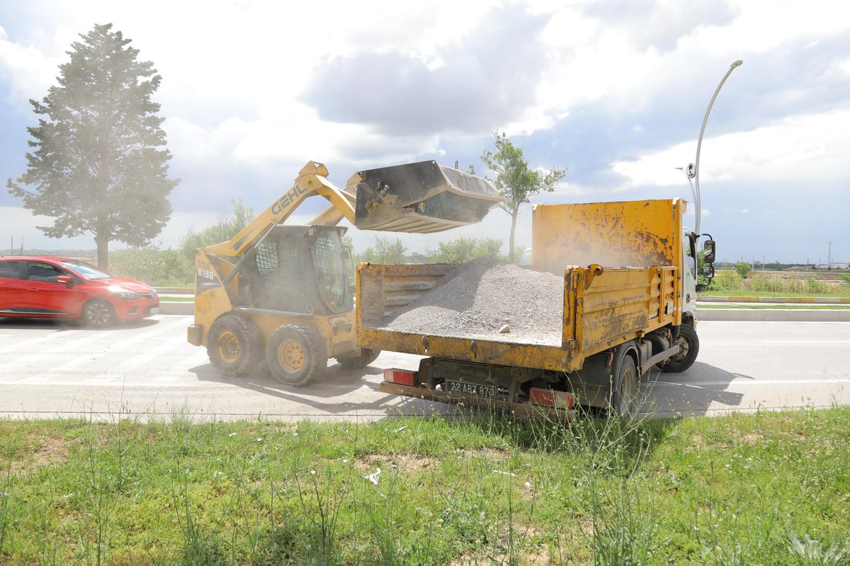 Kent içi ulaşımın daha güvenli ve konforlu hale gelmesi amacıyla Fen İşleri Müdürlüğümüz tarafından Trakya Üniversitesi ile Olin Kavşağı arasındaki Atatürk Bulvarı güzergahında yol bakım ve onarım çalışmaları yürütülüyor.

Ekiplerimiz, bozulan ve sürüş güvenliğini tehlikeye atan