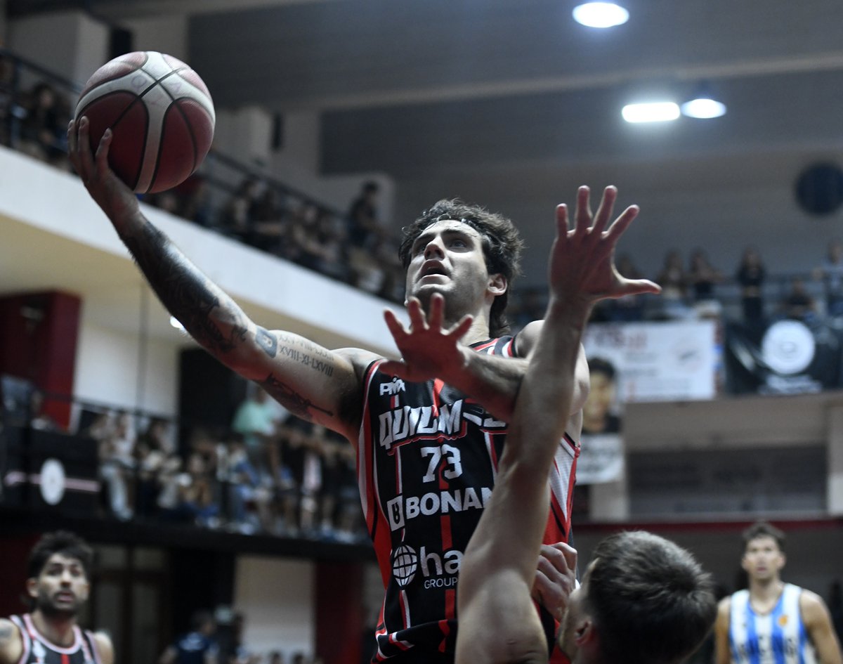 #Básquetbol ¿Más gol para <a href="/ClubQuilmesMdP/">Club A. Quilmes</a>? Con De la Fuente y Eidintas asegurados, el "tricolor" confirmaría esta tarde un alero-escolta tirador y a un pivote. En caso de concretarse, esta rápida salida al mercado definiría también el perfil del base titular.
