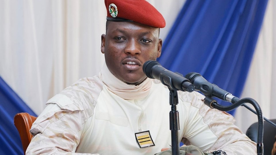 Sous la présidence d'Ibrahim Traoré, le Burkina Faso est devenu un exportateur majeur d'or et a nationalisé 2 mines d'or. Il a renoncé à son salaire présidentiel et décide de garder sa rémunération de capitaine.
Ibrahim Traoré , le président très aimé du Burkina-Faso➡
