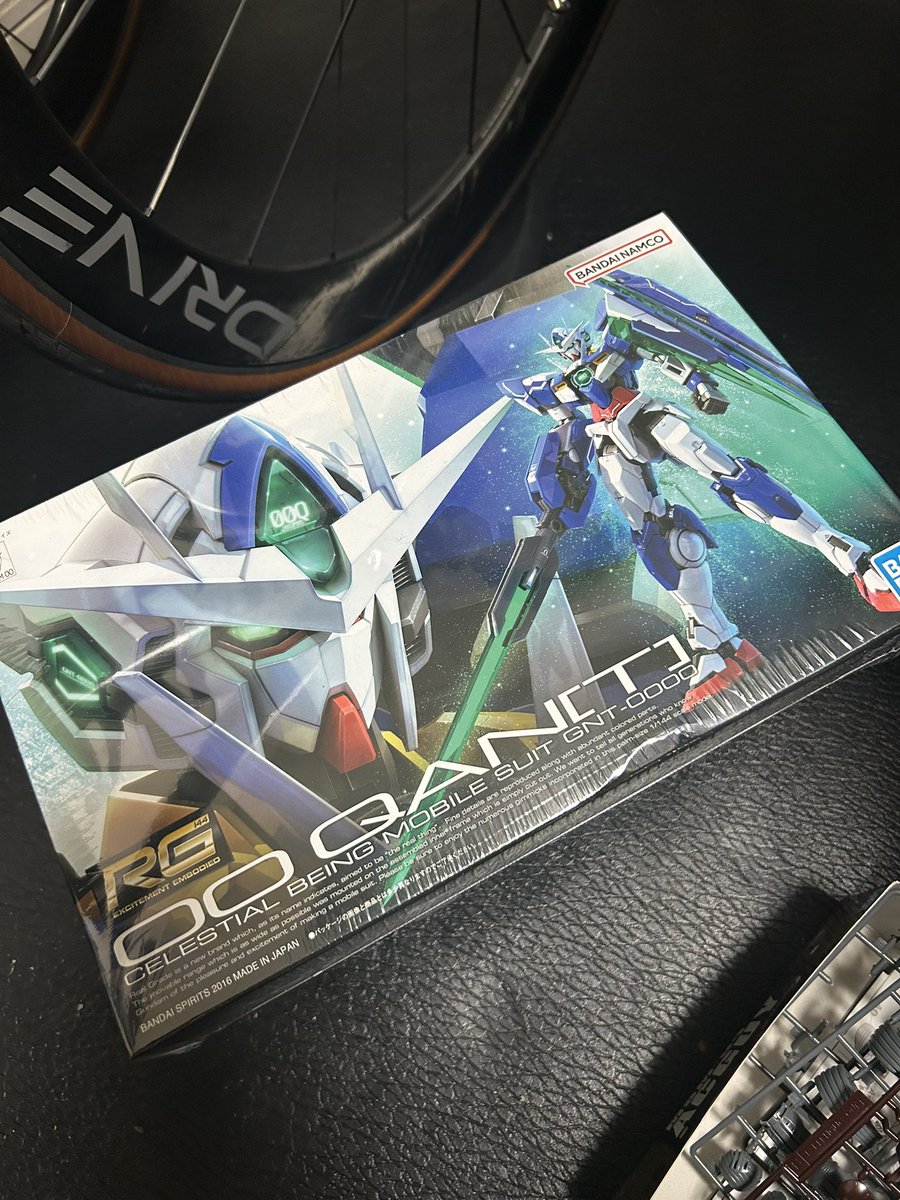 アッガイ組んでたら長男が友達の付き合いで買ったけど組まないからってくれた🤖
設定見たらトンデモ機体だなこれ😆
00未見だからこれを機に見てみよー😄