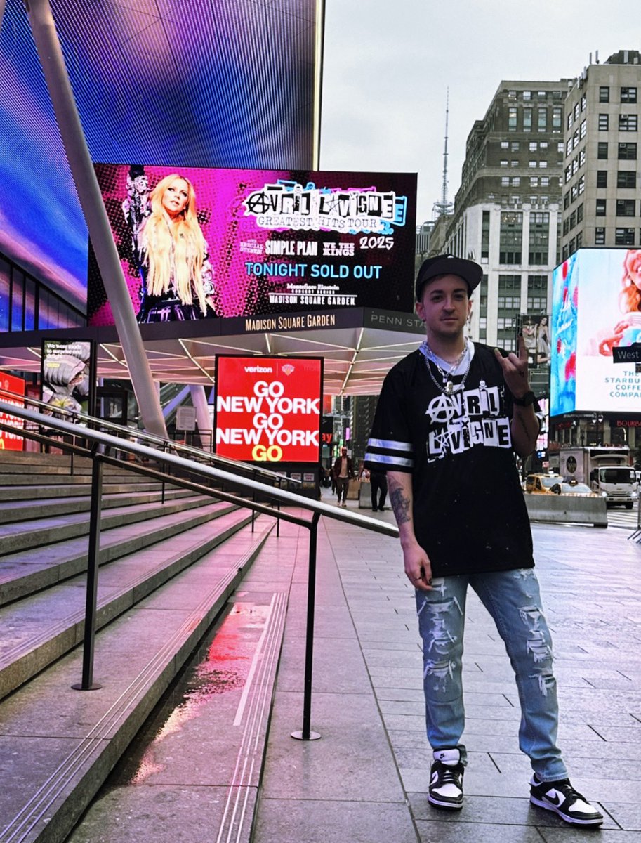 Avril Lavigne Spain (@iavrilspain_) on Twitter photo The pop punk queen <a href="/AvrilLavigne/">Avril Lavigne</a> is taking over the Madison Square Garden tonight 🤟🏻🔥 The pop punk queen <a href="/AvrilLavigne/">Avril Lavigne</a> is taking over the Madison Square Garden tonight 🤟🏻🔥