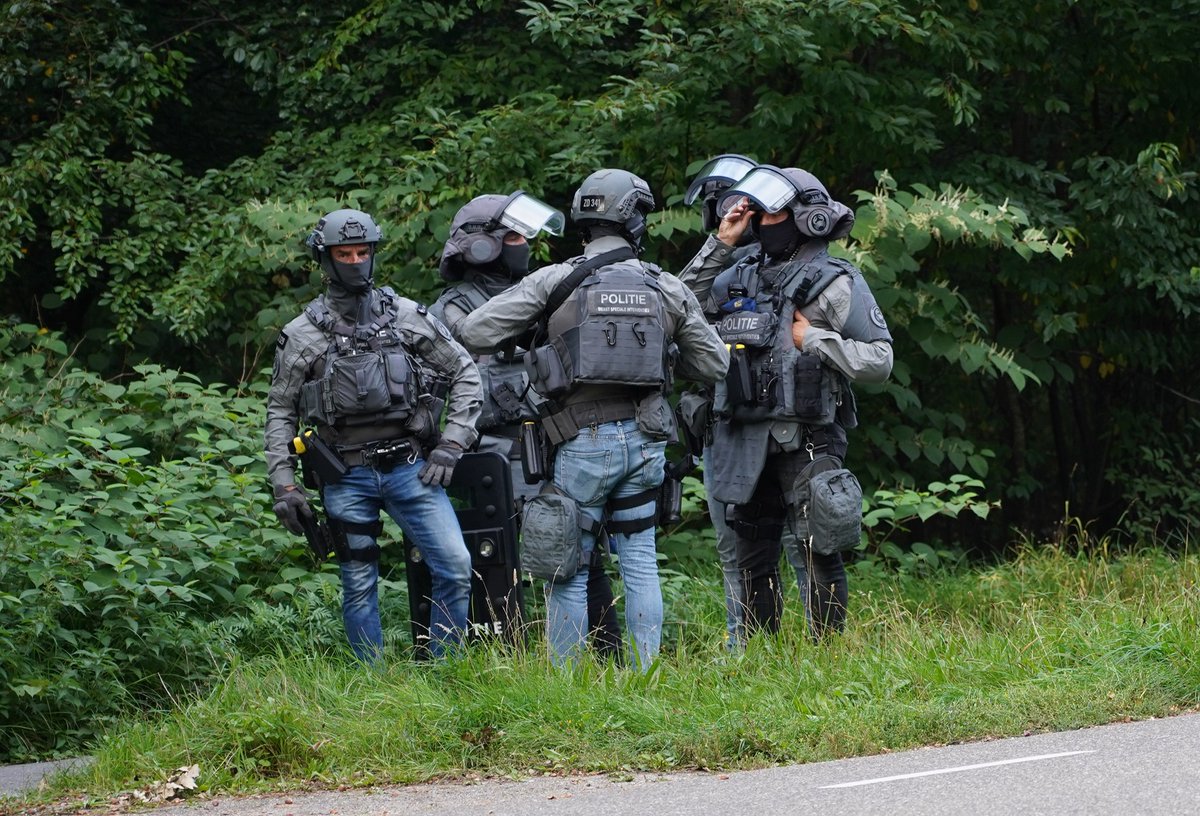 Twee aanhoudingen na instap woning, wapens en drugs aangetroffen