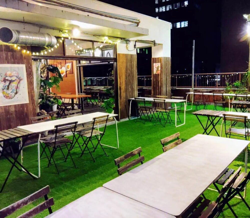 jimohack_f's tweet photo. 手ぶらOK、持ち込みもOK、しかも屋上✨
昼飲みも夜BBQも全部いける「億上〜OKUJYO〜」が自由すぎる！
雨でも安心の全天候型テラスで、推し会・誕生日・デートまで全部対応。
👉 https://t.co/pXf73X0Vl4 https://t.co/Y2hrCnUbUw