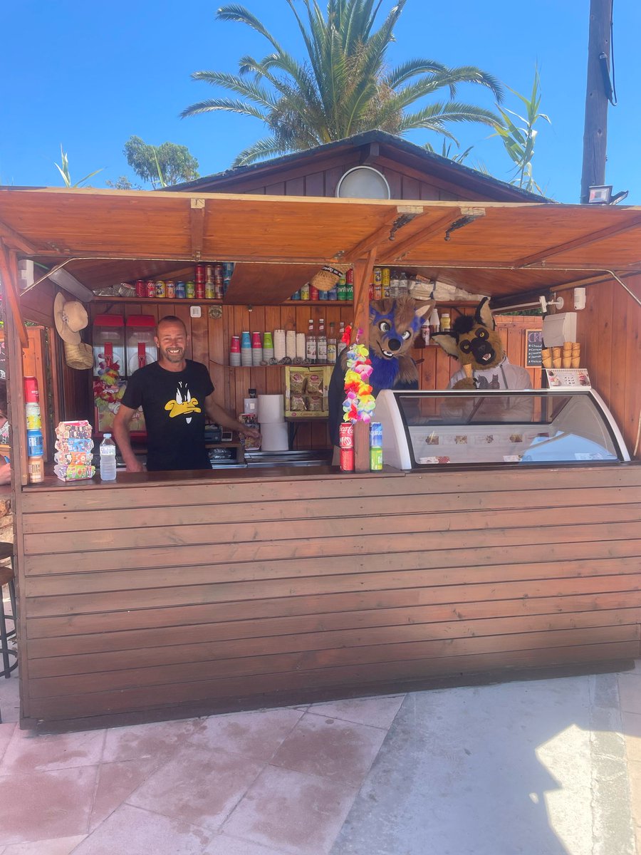 It's really hot here. Mucho calor... XD
Wanna buy an ice cream? 🥰

<a href="/AkebanBluepaw/">Akeban Bluepaw</a>