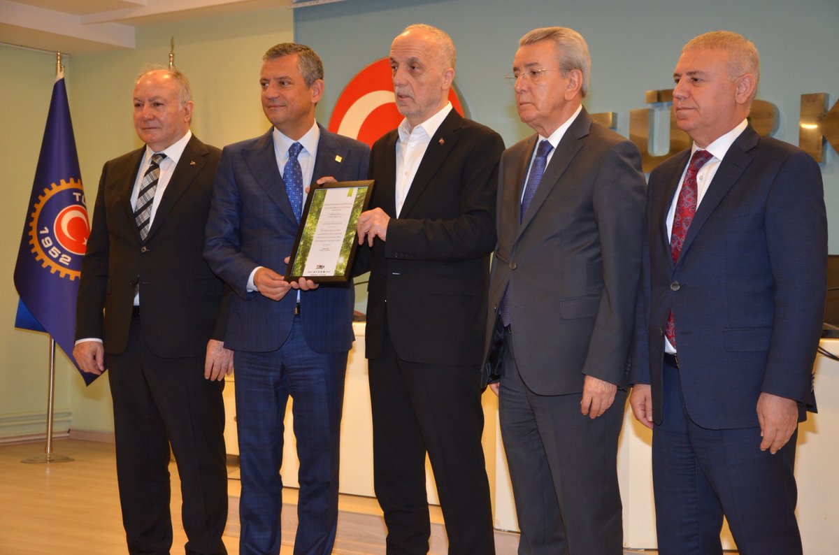 CHP Genel Başkanı Sayın Özgür Özel’in TÜRK-İŞ’e gerçekleştirdiği nazik ziyarette;
Konfederasyon Genel Başkanımız Ergün Atalay ve TÜRK-İŞ Yönetimi ile birlikte, başta Toplu İş Sözleşmeleri Kamu Çerçeve Anlaşma Protokolü olmak üzere; asgari ücret, sendikal örgütlenme ve çalışma