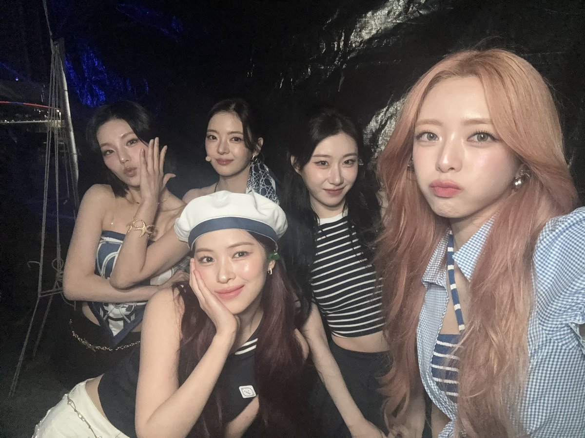 부산항축제 with MyK FESTA👑
시원한 바닷바람과 함께라 더 좋았던 한 여름날의 밤!
부산에서도 믿지와 함께할 수 있어서 행복했어요😊

#ITZY #MIDZY <a href="/ITZYofficial/">ITZY</a>
#MyKFESTA #BUSAN