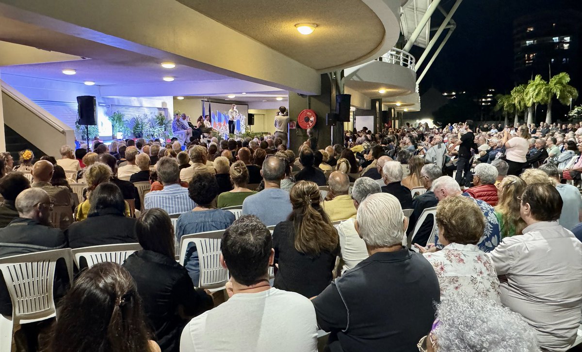 Un an après les émeutes qui ont déchiré la Nouvelle-Calédonie, de retour dans l’archipel pour soutenir la reconstruction. Merci de tout cœur aux 850 Calédoniens qui m’ont accueilli à Nouméa, pour cette soirée que je n’oublierai jamais. Nous sommes liés par un principe clair :