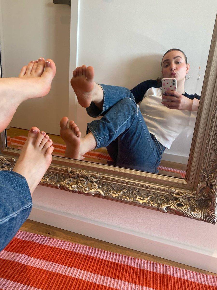 Ich weiß was du willst. 🇺🇦🦶🏻Du weißt was ich will. 💸Einigen wir uns drauf du kriegst meine Fuß in dein Sklvenmaul und ich kriege dein Gehalt😈💋

#Geldherrin #zahlschwein #Findom #Füsse #paypig #cuckold #sklave #Nylon #Socken #Füße