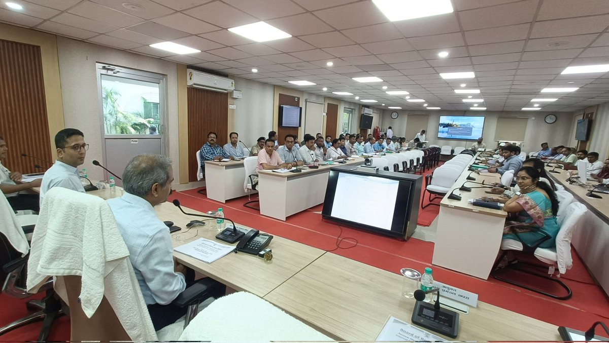 Saran_dm's tweet photo. #ReviewMeeting #revenueBoard #RevenueCourt #certificatecases #saran #chapra @BiharRevenue
@IPRDBihar
श्री प्रेम सिंह मीणा, भाoप्रoसेo, माननीय अपर सदस्य, राजस्व पर्षद, बिहार, पटना की अध्यक्षता में आज दिनांक 30.05.2025 को राजस्व न्यायालय संबंधी वादों तथा नीलाम पत्र वादों से संबंधित कार्यों की समीक्षात्मक बैठक आयोजित की गई, जिसमें जिलाधिकारी सारण, अपर समाहर्त्ता सारण, नगर आयुक्त, छपरा नगर निगम, जिला बंदोबस्त पदाधिकारी, सभी अनुमंडल पदाधिकारी, सभी उप समाहर्ता, भूमि सुधार, सभी प्रखंड विकास पदाधिकारी, सभी अंचलाधिकारी तथा सभी नीलाम पत्र पदाधिकारियों द्वारा भाग लिया गया।
बैठक के दौरान माननीय अपर सदस्य महोदय द्वारा सभी अनुमंडल पदाधिकारियों को निदेश दिया गया कि BNSS से संबंधित सभी धाराओं से संबंधित सभी वादों विशेषकर धारा 144 से संबंधित प्राप्त सभी वादों का शत प्रतिशत निष्पादन करना सुनिश्चित करेंगे। साथ ही सभी उप समाहर्त्ता, भूमि सुधार तथा सभी अंचलाधिकारियों को निदेश दिया गया कि राजस्व से संबंधित सभी वादों को निर्धारित समयावधि में निष्पादित करना तथा कम से कम आवेदनों को अस्वीकृत करना सुनिश्चित करेंगे।
सभी नीलाम पत्र पदाधिकारियों को निदेश दिया गया कि एक सप्ताह के अंदर संबंधित बैंक के साथ बैठक कर पंजी 9 एवं पंजी 10 का मिलान करते हुए प्राप्त वादों की वास्तविक संख्या की जानकारी प्राप्त कर सभी प्राप्त वादों के संबंध में अधिक से अधिक सुनवाई करते हुए सबसे पुराने मामलों पर विशेष ध्यान देकर सभी वादों को निष्पादित करना सुनिश्चित करें। साथ ही पुलिस पदाधिकारियों से समन्वय स्थापित कर BW का कार्यान्वयन कराना तथा राशि की वसूली हेतु DW की भी कारवाई करना सुनिश्चित करें।