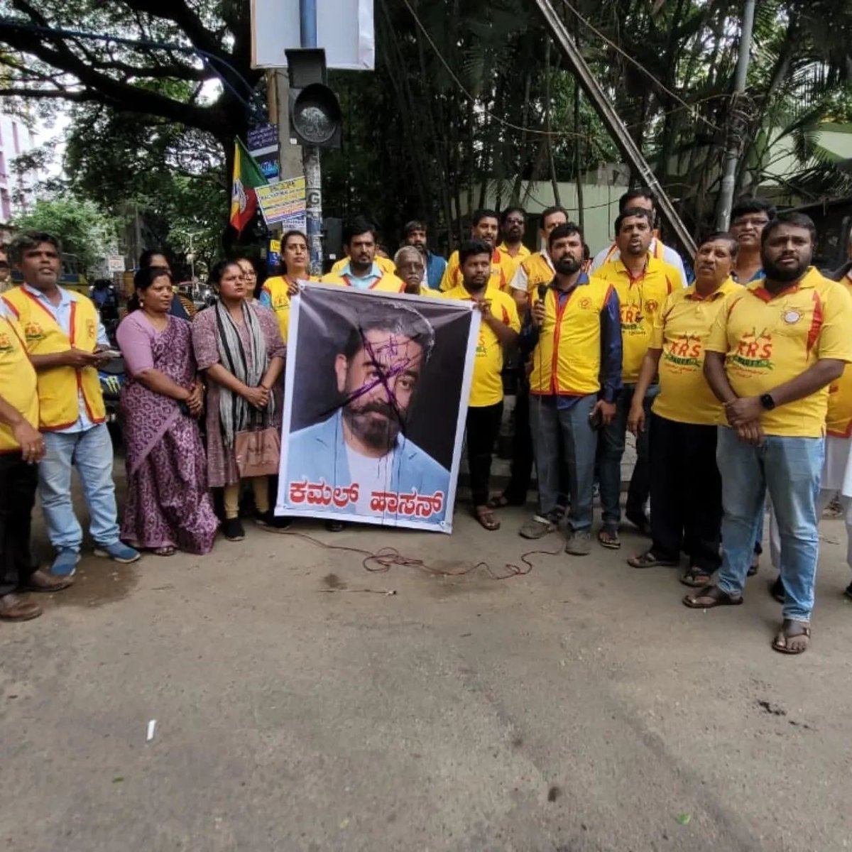 ಕನ್ನಡಕ್ಕೆ ಅಪಮಾನ ಮಾಡಿದ ನಟ ಕಮಲ್ ಹಾಸನ್ ನಡೆ ವಿರೋಧಿಸಿ ಕರ್ನಾಟಕ ರಾಷ್ಟ್ರ ಸಮಿತಿ ಪಕ್ಷದ ವತಿಯಿಂದ ಬೆಂಗಳೂರಿನಲ್ಲಿ ಪ್ರತಿಭಟನೆ ನಡೆಸಲಾಯಿತು.

<a href="/krsparty/">Candy</a>