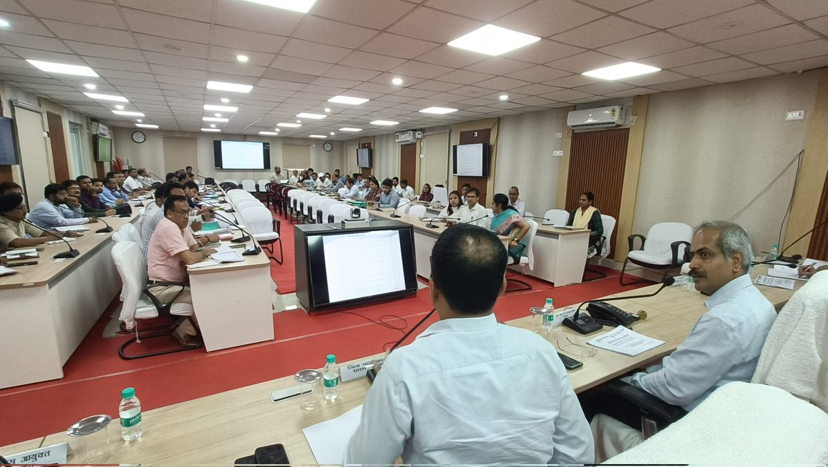 Saran_dm's tweet photo. #ReviewMeeting #revenueBoard #RevenueCourt #certificatecases #saran #chapra @BiharRevenue
@IPRDBihar
श्री प्रेम सिंह मीणा, भाoप्रoसेo, माननीय अपर सदस्य, राजस्व पर्षद, बिहार, पटना की अध्यक्षता में आज दिनांक 30.05.2025 को राजस्व न्यायालय संबंधी वादों तथा नीलाम पत्र वादों से संबंधित कार्यों की समीक्षात्मक बैठक आयोजित की गई, जिसमें जिलाधिकारी सारण, अपर समाहर्त्ता सारण, नगर आयुक्त, छपरा नगर निगम, जिला बंदोबस्त पदाधिकारी, सभी अनुमंडल पदाधिकारी, सभी उप समाहर्ता, भूमि सुधार, सभी प्रखंड विकास पदाधिकारी, सभी अंचलाधिकारी तथा सभी नीलाम पत्र पदाधिकारियों द्वारा भाग लिया गया।
बैठक के दौरान माननीय अपर सदस्य महोदय द्वारा सभी अनुमंडल पदाधिकारियों को निदेश दिया गया कि BNSS से संबंधित सभी धाराओं से संबंधित सभी वादों विशेषकर धारा 144 से संबंधित प्राप्त सभी वादों का शत प्रतिशत निष्पादन करना सुनिश्चित करेंगे। साथ ही सभी उप समाहर्त्ता, भूमि सुधार तथा सभी अंचलाधिकारियों को निदेश दिया गया कि राजस्व से संबंधित सभी वादों को निर्धारित समयावधि में निष्पादित करना तथा कम से कम आवेदनों को अस्वीकृत करना सुनिश्चित करेंगे।
सभी नीलाम पत्र पदाधिकारियों को निदेश दिया गया कि एक सप्ताह के अंदर संबंधित बैंक के साथ बैठक कर पंजी 9 एवं पंजी 10 का मिलान करते हुए प्राप्त वादों की वास्तविक संख्या की जानकारी प्राप्त कर सभी प्राप्त वादों के संबंध में अधिक से अधिक सुनवाई करते हुए सबसे पुराने मामलों पर विशेष ध्यान देकर सभी वादों को निष्पादित करना सुनिश्चित करें। साथ ही पुलिस पदाधिकारियों से समन्वय स्थापित कर BW का कार्यान्वयन कराना तथा राशि की वसूली हेतु DW की भी कारवाई करना सुनिश्चित करें।