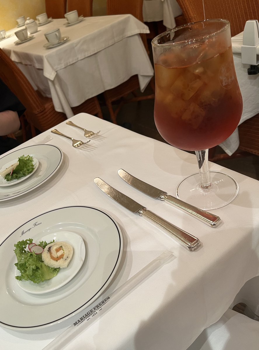 めちゃでかグラスで思い出したけど銀座のマリアージュフレールで飲んだアイスティー、遠近感がバグるほどのでかさで相当おもしろかったな