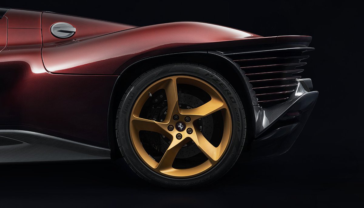 The pinnacle of sophistication and craftsmanship in this #FerrariDaytonaSP3.

Exclusively customised through the #FerrariTailorMade programme, the Rubino Transitional carbon-look paintwork enhances its curves, while the matte gold wheels highlight the car’s elegant character.