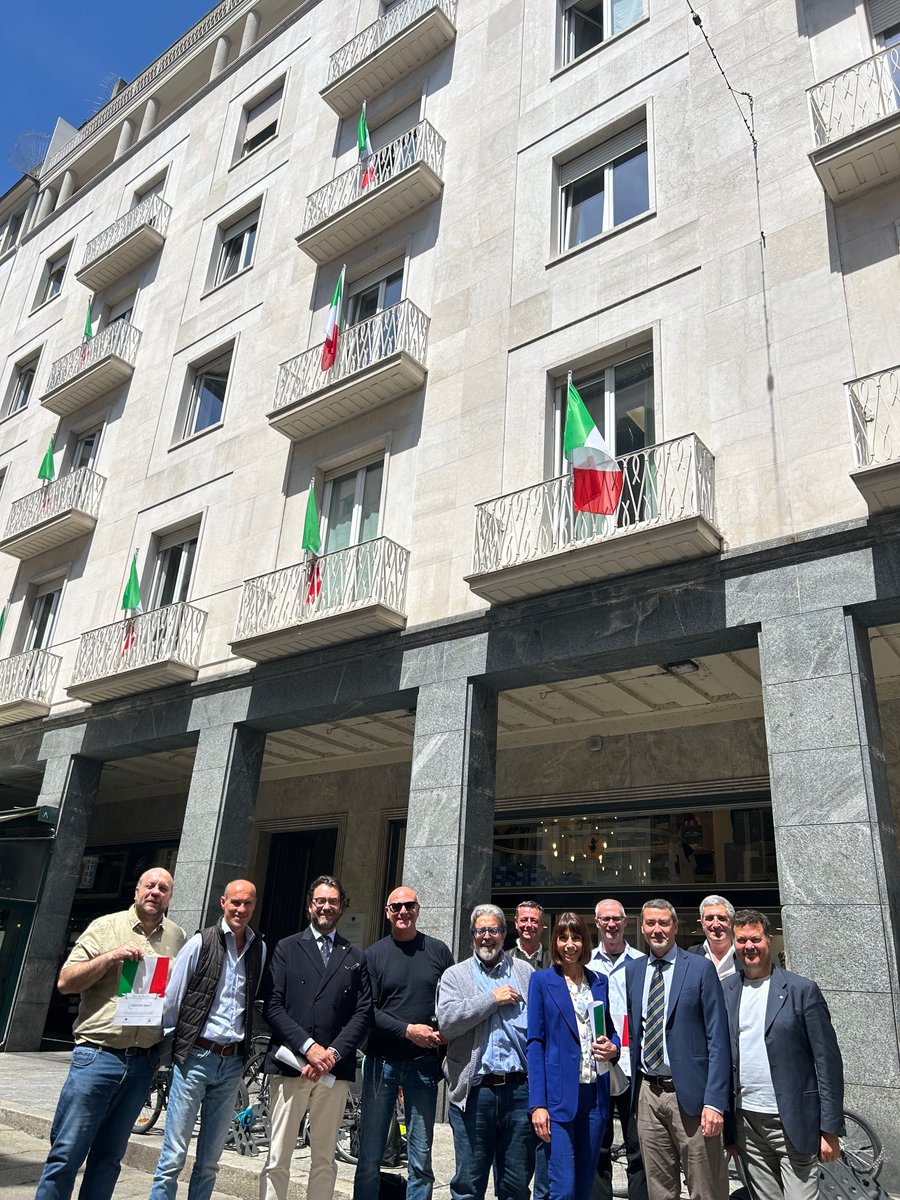 🇮🇹 Confcommercio Como si veste di tricolore! 🇮🇹

Prove generali per il 2 giugno - Festa della Repubblica

#confcommerciocomo #festadellarepubblica #como