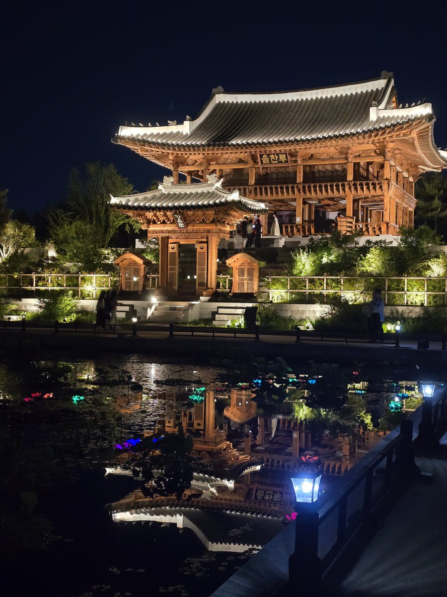 buwangbuwang's tweet image. 국립세종수목원 야간개장.
금토 9:30분까지.(일요일×)
오늘 굉장히 완벽한 공기와 습도와 달이었다.
올해는 한복도 무료대여해준다. 어린이 한복도 있어서 사이즈 맞는 사람이 임자. 전통정원 내 도담정에서 대여 가능. 어쩐지 거기에 사람이 많더라...
