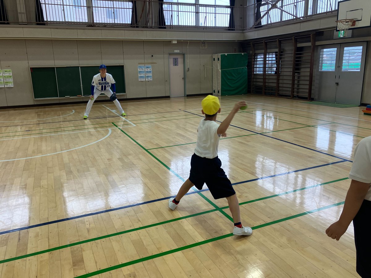 昨日、#篠木健太郎 選手と #若松尚輝 選手が横須賀市立大矢部小学校に訪問🏫

体育授業に参加し、5年生約60名とキャッチボールやバッティングを通して交流しました⚾️

篠木選手が「ケンケンと呼んでください！」と自己紹介すると、子どもたちの「ケンケン！」という元気な声が😆