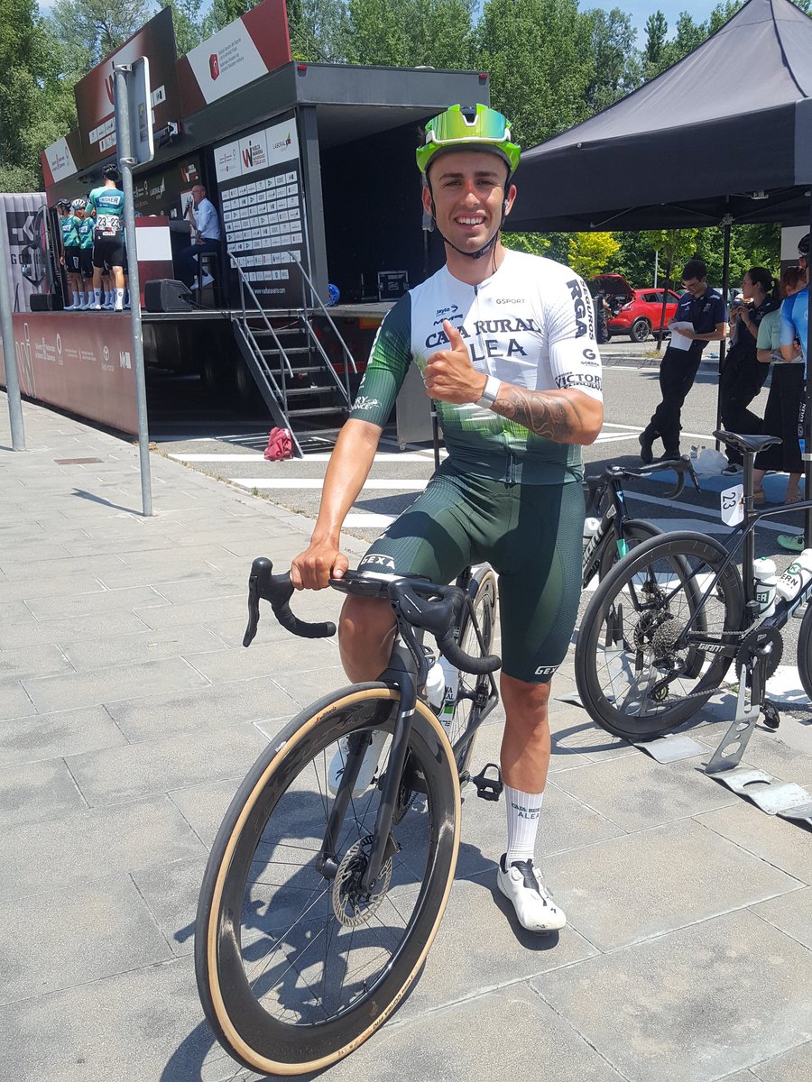 Mertxe_Beriain's tweet photo. Las sonrisas de los ciclistas de @FilialCajaRural : @ruuubii__  @dgiuliano563  e Iker Villar,  previa salida  Pamplona-Tafalla #VN25  #VueltaNavarra https://t.co/j77dsW0X1Y