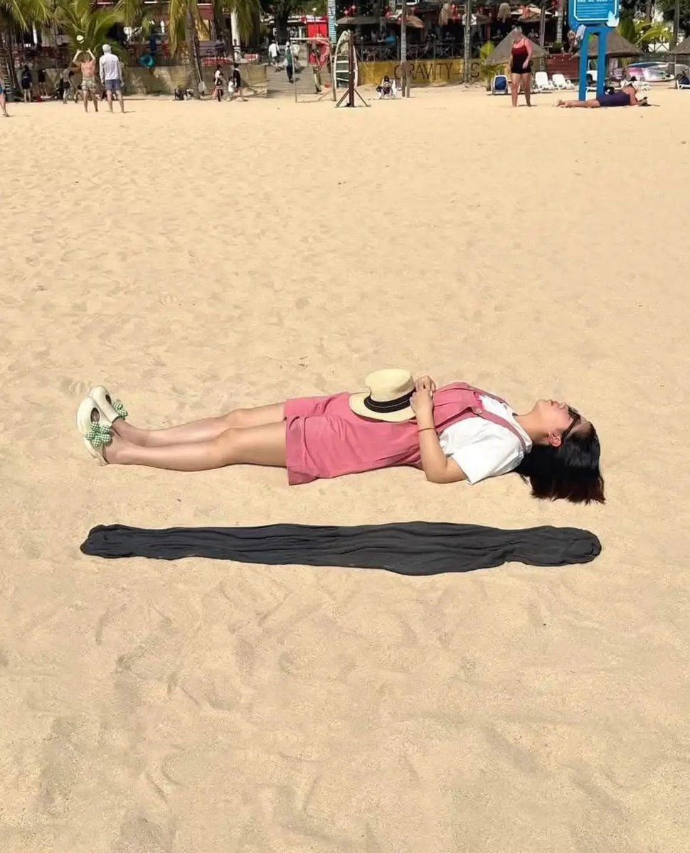 "La mujer que flotaba encima de la arena". Hay que educar en pensamiento crítico, porque a veces las cosas no son como nos las presentan.