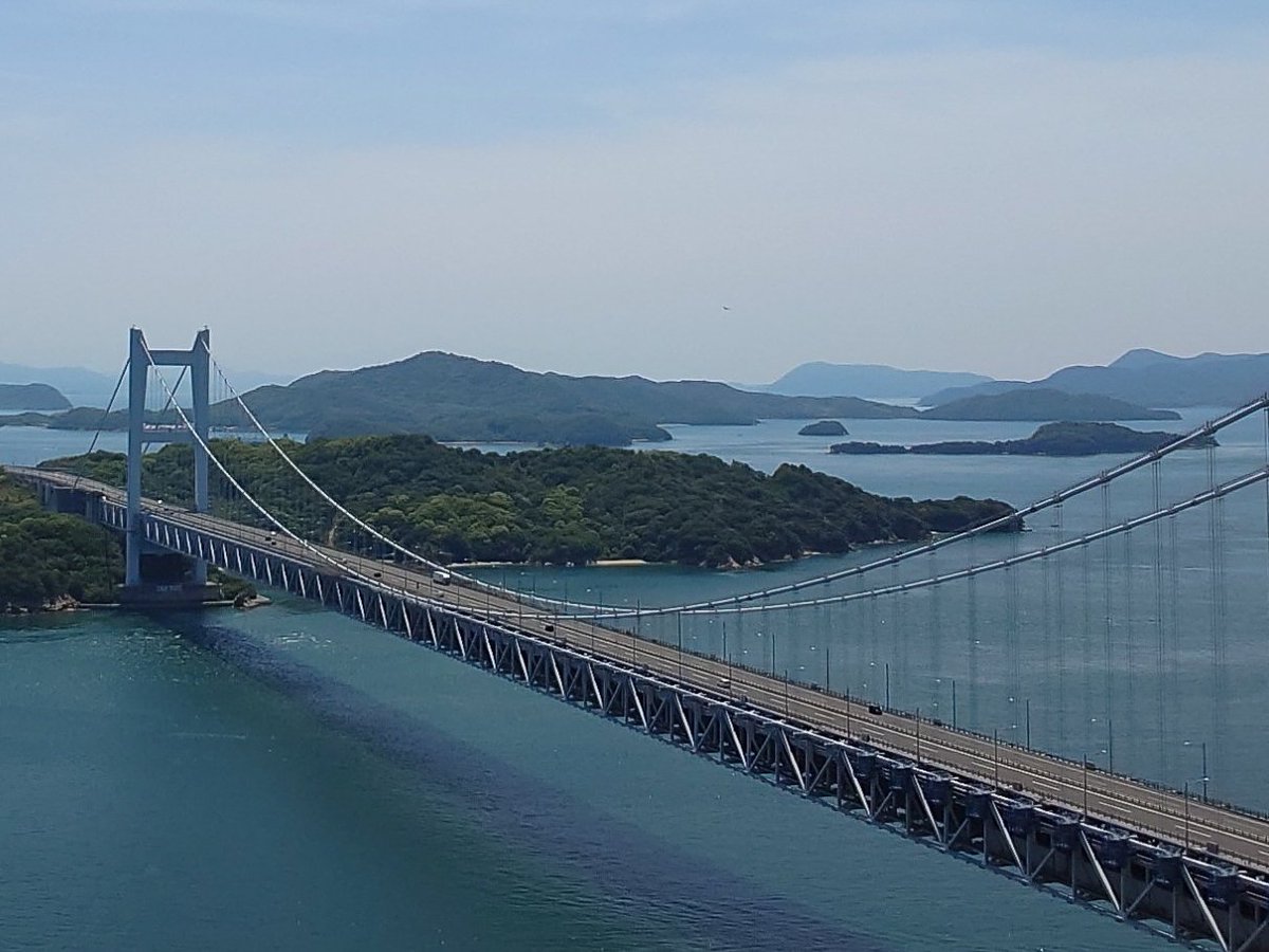 映画 獄門島
冒頭の釣鐘を積込んだ直ぐ後のカット

どこかで見た記憶が....

鷲羽山からの景色でした🙋
山頂展望台だと思われます

橋の有無で雰囲気が変わりますねぇ