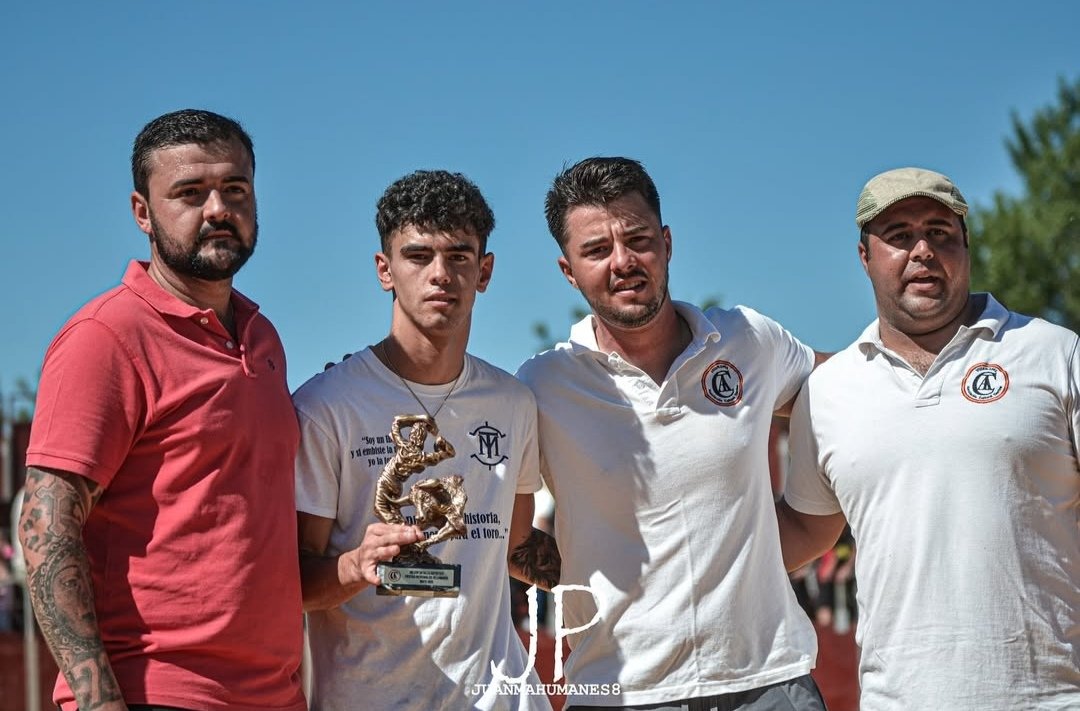 Sergio Martínez se alzó con II Trofeo al mejor detalle artístico de la capea, organizado por Asociación.
📸 Juanma de Humanes