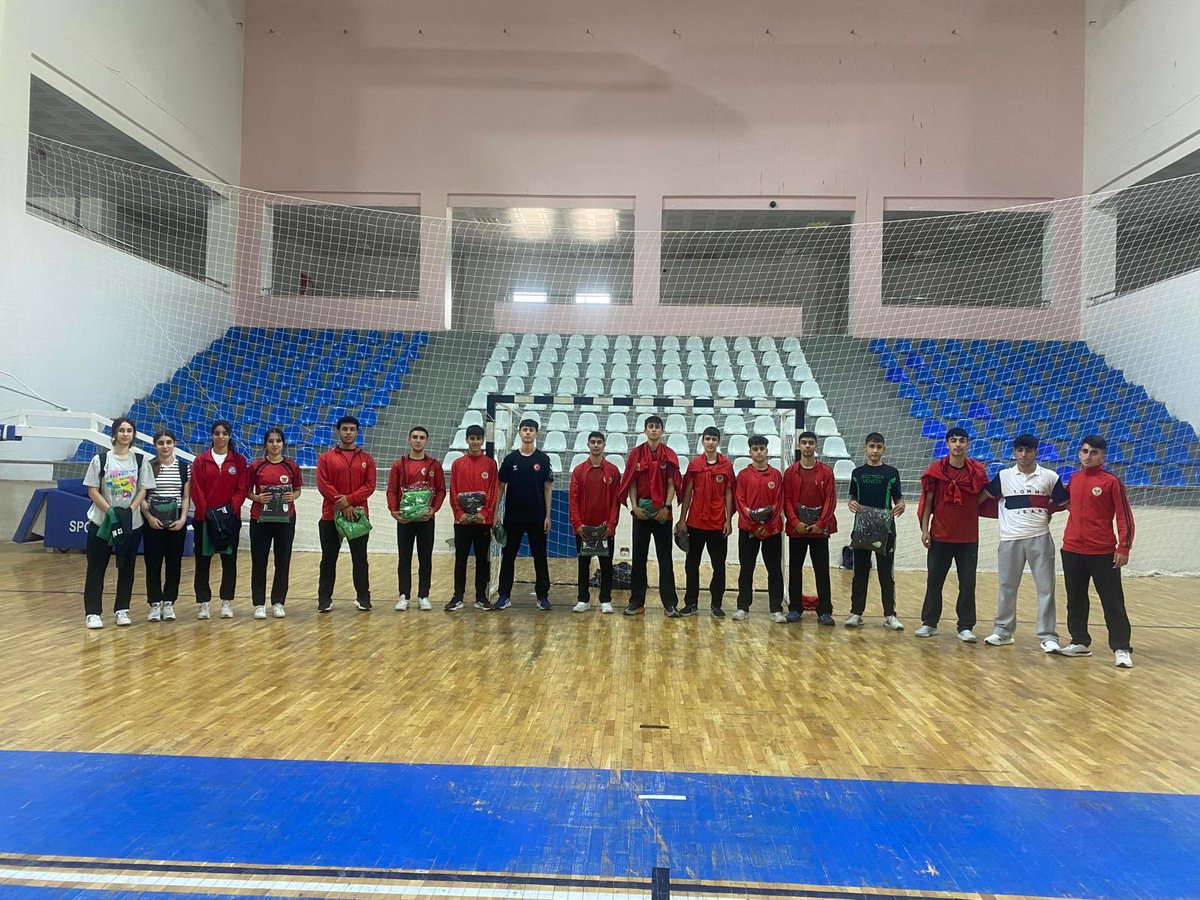2.Ligde Mücadele Eden Kız Ve Erkek Sporcularumuz aynı zamanda Milli Takımda Olan Hentbolcularımız. Kendilerine Bingölspor Eşofman ve polar hediye edildi.

Milli sporcular ve hocalarımız 12 Bingöl Spora Teşekkür Edip, 3.Lig Yolunda Başarılar diledi. 

<a href="/bingolvaliligi/">T.C. Bingöl Valiliği</a> <a href="/ahusta07/">Dr. Ahmet Hamdi USTA</a>