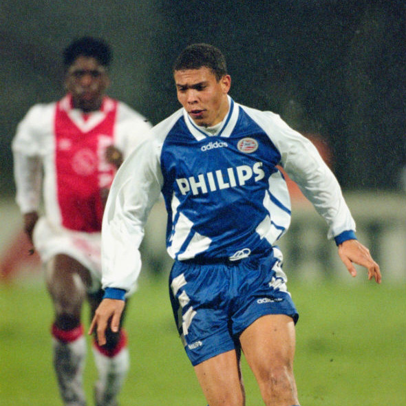 De grootste ooit droeg ‘m. Wat als we die parel van een shirt uit '94-'95 nieuw leven inblazen... en we maken het iets meer van ons, zou het er dan ongeveer zo uitzien? 

#PSV #PSVEindhoven #Eindhoven