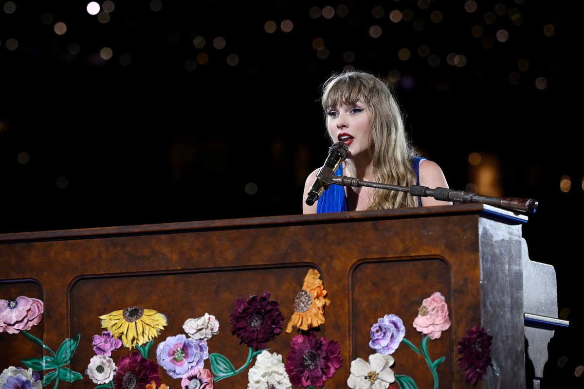 taylorswiftes_'s tweet photo. En su N2 (y última) en Madrid, Taylor Swift cantó por sorpresa como parte de su set acústico las canciones:

— Our Song x Jump Then Fall
— King of My Heart

España fue el primer país del mundo en escuchar canciones de sus 11 eras 💚💛💜❤️🩵🖤🩷🩶🤎💙🤍

#MadridTSTheErasTour https://t.co/9jXhKQcDSa