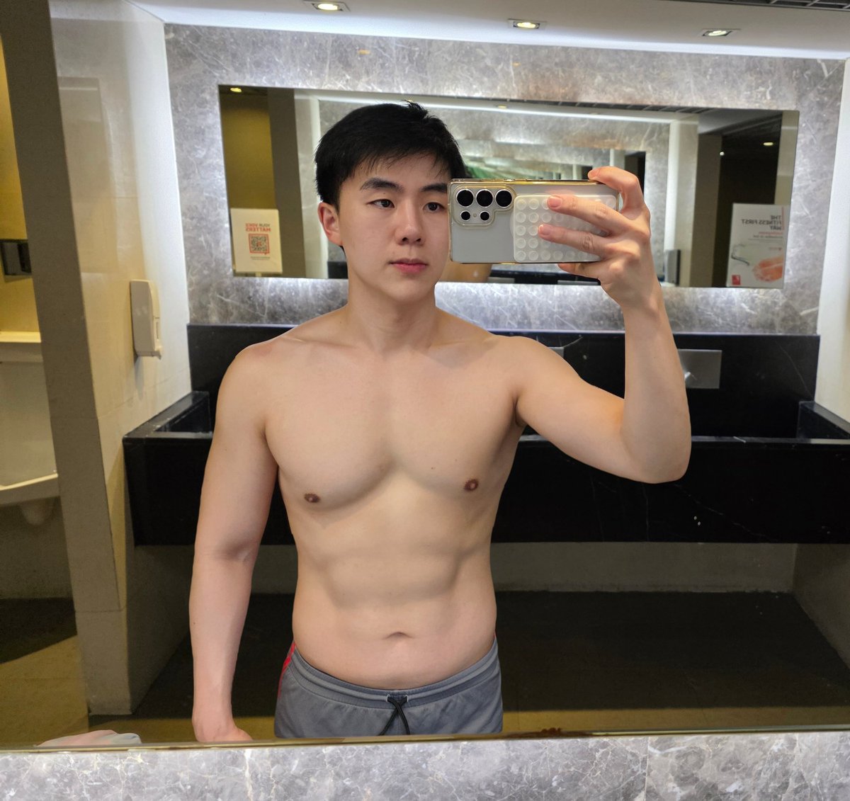Kornphong_S's tweet photo. กระจกใบเดิม เพิ่มเติมคือหนัก70 😂 https://t.co/GZT1iLnJtU