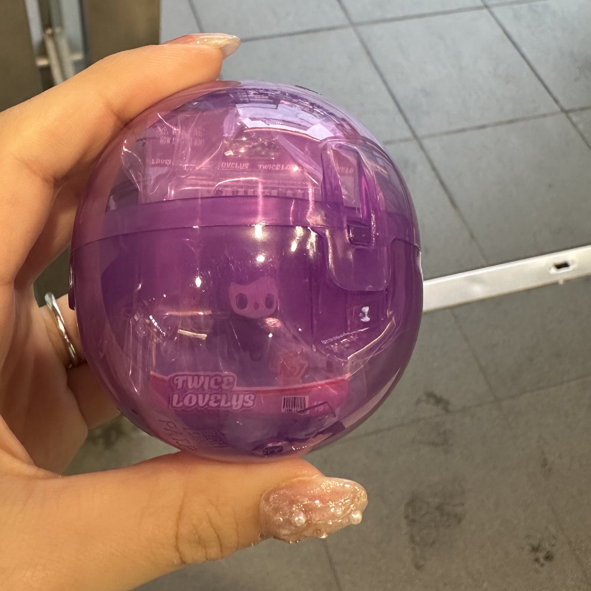 0i_wc's tweet photo. TWICE ガチャ　交換

【譲】サナ
【求】ダヒョン

都内手渡し希望です！
よろしくお願いいたします！ https://t.co/c0vdXJReHc