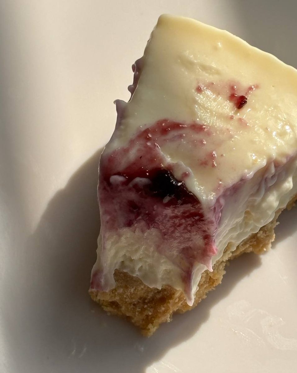 ecrireza's tweet photo. just made a blueberry cheesecake this morning and it was so good, super rich and creamy! 🫐 https://t.co/7vPR0IfhU0