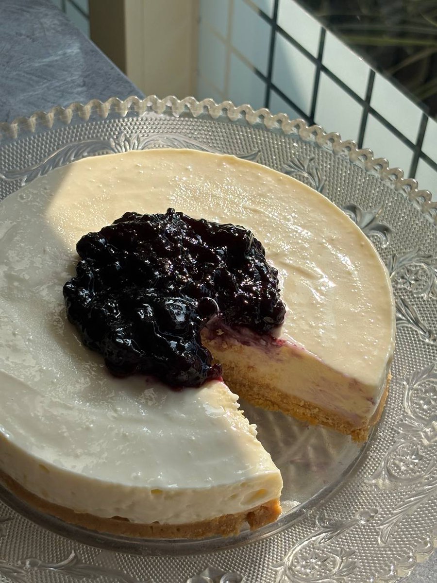 ecrireza's tweet photo. just made a blueberry cheesecake this morning and it was so good, super rich and creamy! 🫐 https://t.co/7vPR0IfhU0