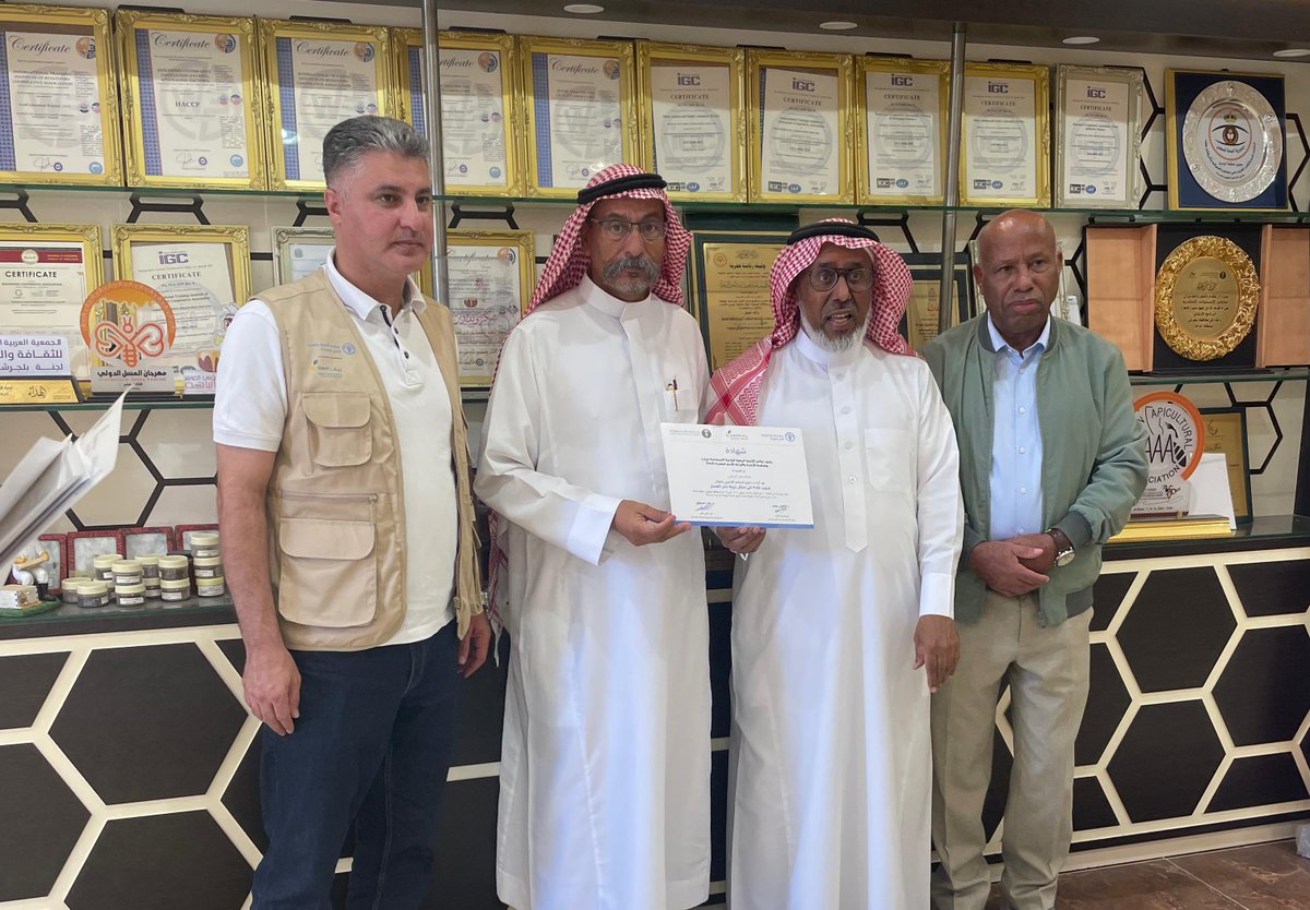 robaiee's tweet photo. تهانينا | أتم مؤسس و رئيس مجلس إدارة  الجمعية الزراعية ببني سعد وضواحيها التعاونية 
الأستاذ عبدالرحمن بن سعدالله الربيعي
البرنامج التدريبي ( تدريب قادة في مجال تربية نحل العسل) بالتعاون مع منظمة الأغذية والزراعة للأمم المتحدة (FAO).
ألف مبروك ,,, متمنين له التوفيق والنجاح. https://t.co/0DqRt7IVNh