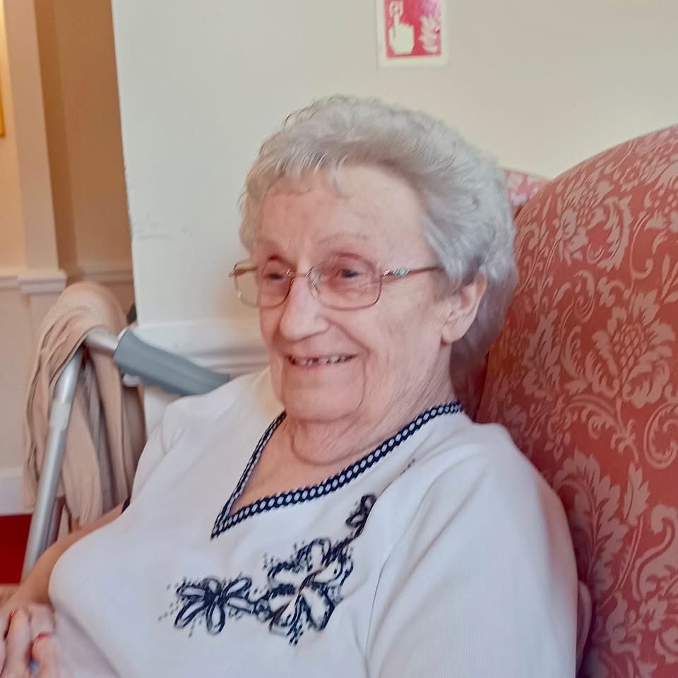 CroftCareHome's tweet photo. This week, our residents got together to listen to some fascinating facts and have some lively conversation! 😊

With many bird song lovers in the group, our residents enjoyed Paul’s ‘BirdUp’ app — a fun way to listen to, guess, and learn about different bird calls! 🎶

#carehome https://t.co/T4LCQ9LWEH