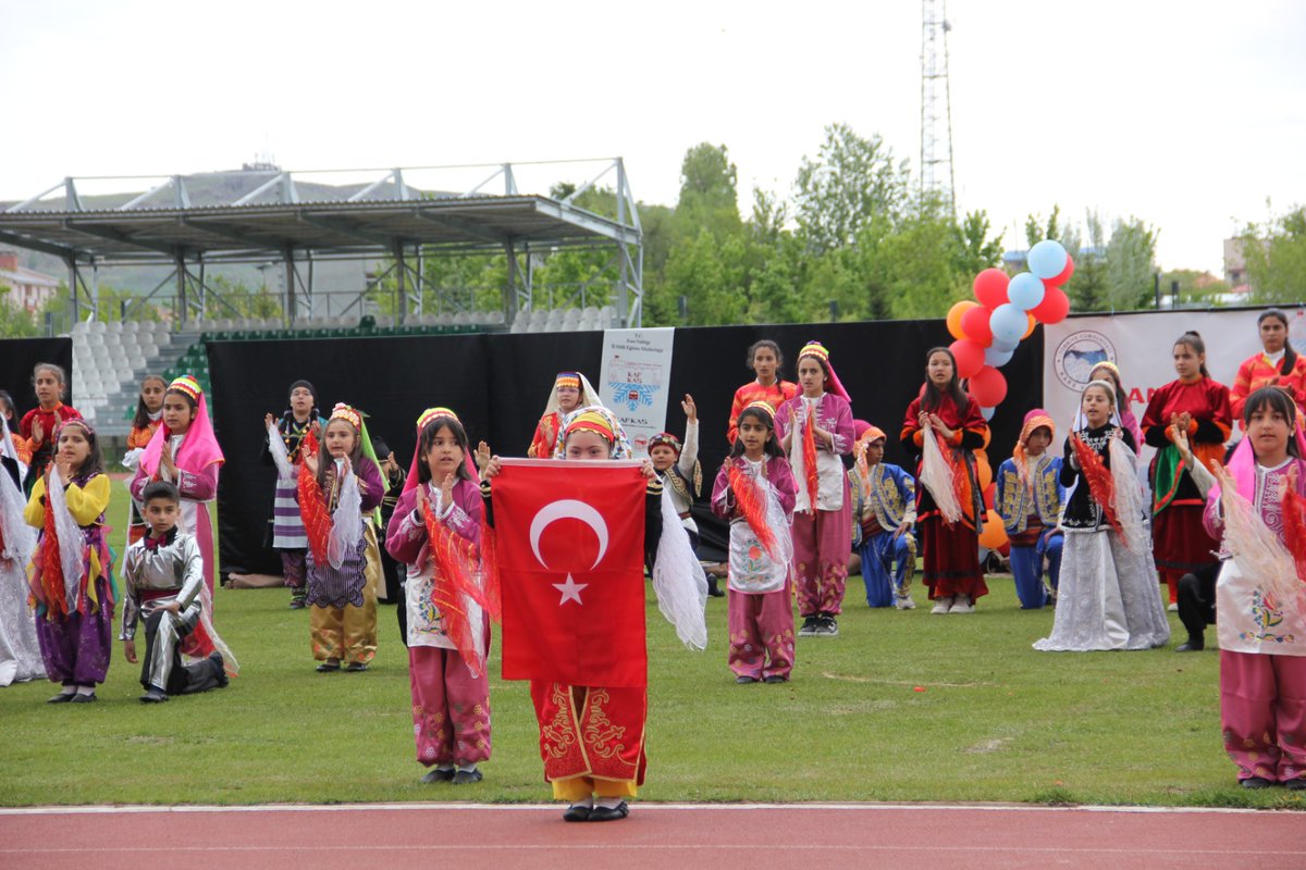 karsmem's tweet photo. 📍KAFKAS Projemizin alt projelerinden olan  “Anadolu’nun Ritmi Projesi” kapsamında düzenlediğimiz Halk Oyunları Şenliğimiz büyük bir coşkuyla tamamlandı! 🎶🇹🇷
Kars Şehir Stadyumu’nda kültürümüzü ve birlik ruhumuzu yansıtan gösterimizle unutulmaz anlar yaşadık.
#KAFKASProjesi https://t.co/0VS53BMoag