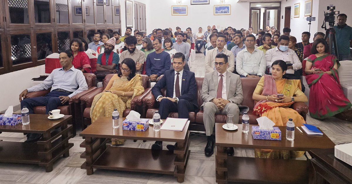 The Embassy hosted a special programme titled ‘𝘚𝘵𝘰𝘳𝘪𝘦𝘴 𝘧𝘳𝘰𝘮 𝘵𝘩𝘦 𝘚𝘶𝘮𝘮𝘪𝘵: 𝘔𝘰𝘶𝘯𝘵𝘢𝘪𝘯𝘴 𝘵𝘩𝘳𝘰𝘶𝘨𝘩 𝘵𝘩𝘦 𝘉𝘢𝘯𝘨𝘭𝘢𝘥𝘦𝘴𝘩𝘪 𝘌𝘺𝘦𝘴’ this evening to commemorate the 72nd International Sagarmatha (Mount Everest) Day. 

The event brought together
