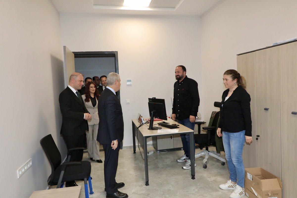 📍 Çevre, Şehircilik ve İklim Değişikliği İl Müdürlüğü

Valimiz İbrahim Akın, Çevre, Şehircilik ve İklim Değişikliği İl Müdürlüğünün yeni hizmet binasını ziyaret ederek incelemelerde bulundu.

Ziyaret kapsamında Vali Akın, İl Müdürü Fatih Ayaz’dan vatandaşlara sunulan hizmetler