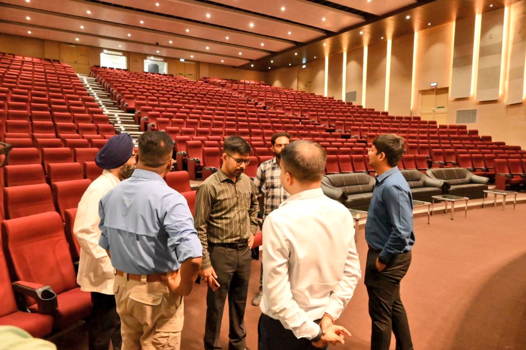 DCDeoghar's tweet photo. माननीय राष्ट्रपति के प्रस्तावित कार्यक्रम को लेकर बाबा मंदिर, एम्स व एयरपोर्ट का निरीक्षण कर वस्तुस्थिति का जायजा लिया। इस दौरान विधि व्यवस्था, सुरक्षा व्यवस्था व यातायात व्यवस्था को लेकर संबंधित अधिकारियों व पुलिस पदाधिकारियों को आवश्यक व उचित दिशा-निर्देश दिया।
@JharkhandCMO https://t.co/Kl9AVk7gNh